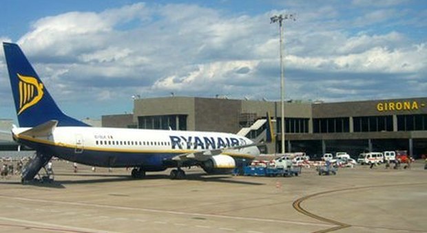 Atterraggio d'emergenza per un volo Ryanair: milanese muore a 57 anni davanti ai passeggeri