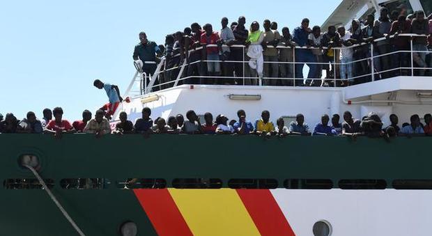 Migranti dirottano mercantile in Libia e puntano verso Malta o Lampedusa