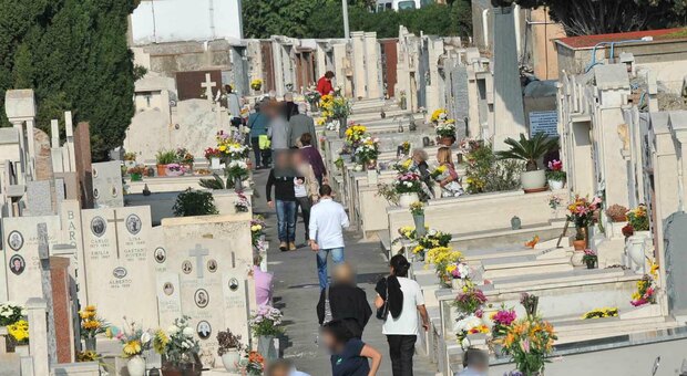 Pensionato muore al cimitero: è caduto in una botola durante il funerale