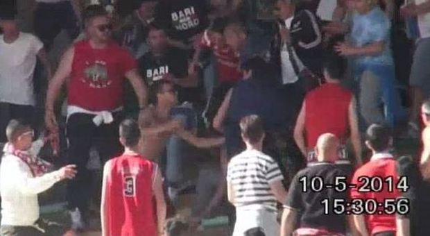 Bari, parteciparono a maxi-rissa allo stadio: arrestate dieci persone