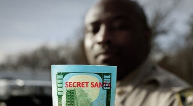 Secret Santa, il misterioso benefattore regala 100mila dollari ai poliziotti in difficoltà