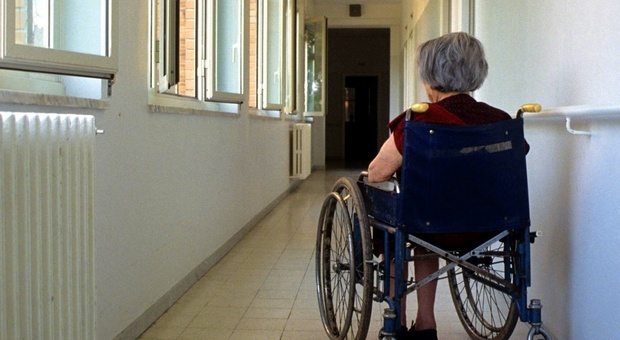 Ottantenne affetta da demenza violentata in casa di riposo: arrestato operatore