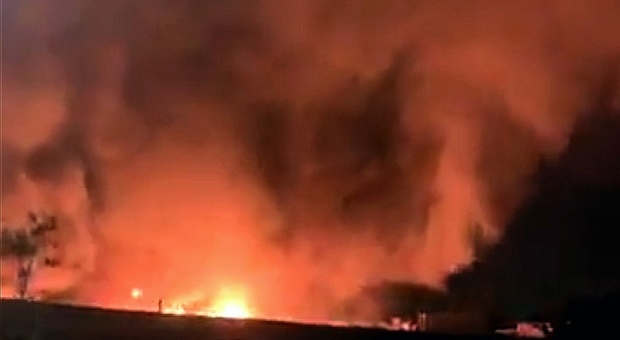 In fiamme capannone di un'azienda rifiuti nel Napoletano