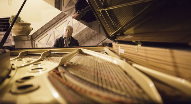 Sabaudia: stasera la "musica inaudita" del pianista Camillo Savone nella corte comunale