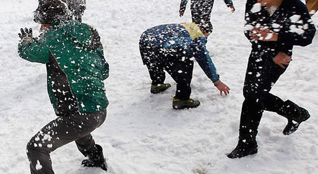 Bambini lanciano palle di neve contro le auto in corsa: un automobilista gli spara, due feriti