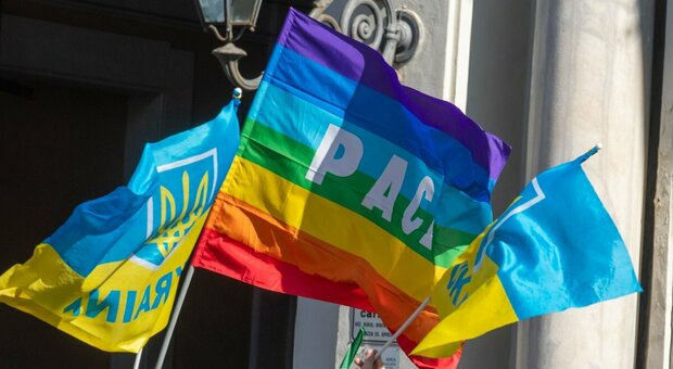 Le bandiere della pace e quella dell'Ucraina