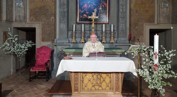 Il cardinale Bassetti durante la messa in streaming in cattedrale