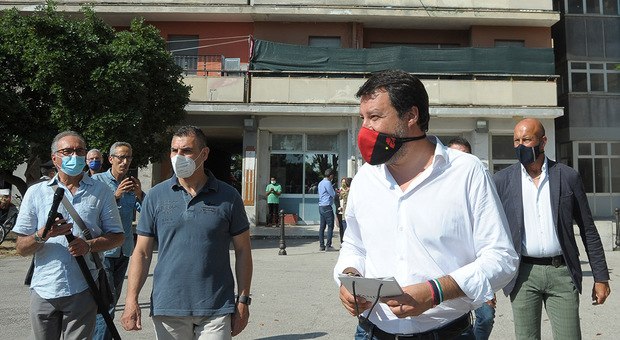 Salvini all'attacco: «All'Hotel House la situazione torna preoccupante, fermiamo i balordi»