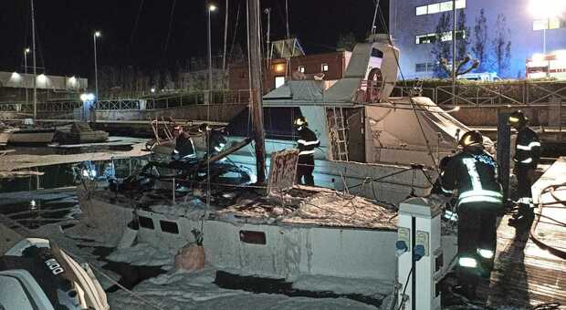 Barca a vela avvolta dalle fiamme: emergenza al porto turistico di Ancona