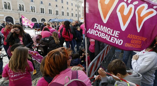 Coppie gay, il Tribunale di Milano annulla l'atto di nascita del figlio di due uomini