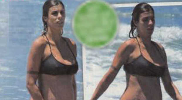Eli Canalis incinta, in bikini al mare col pancione al nono mese