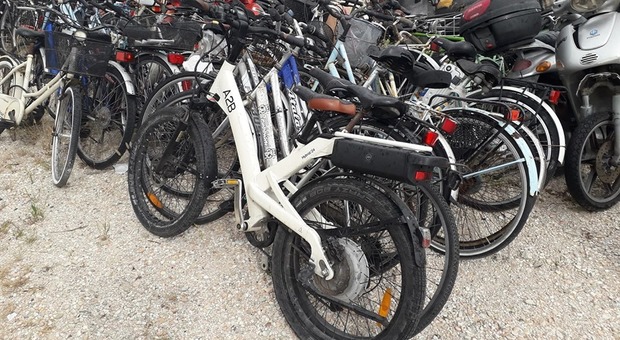 Civitanova, bici parcheggiata sul marciapiede sequestrata