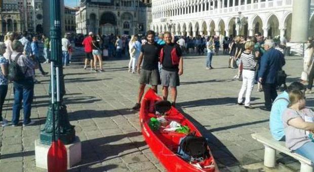 Dalle Dolomiti a Venezia in canoa L'impresa di due 20enni bellunesi