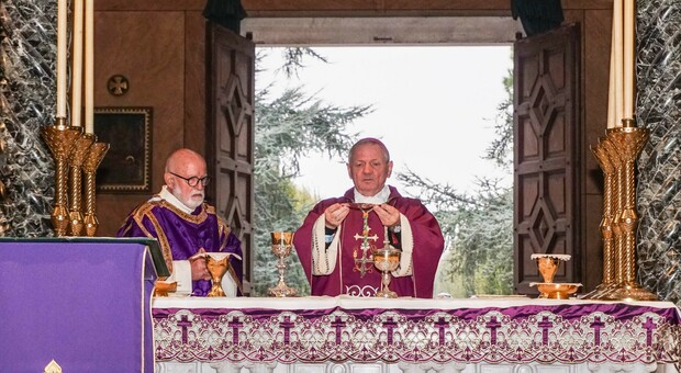 Il vescovo Claudio Cipolla celebra la messa in onore dei defunti