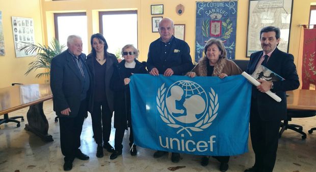 La consegna della bandiera Unicef al sindaco di San Rufo
