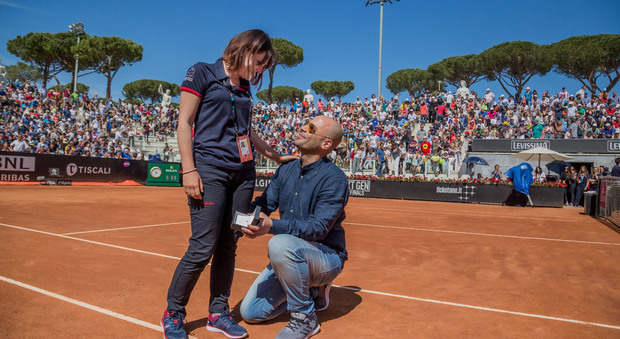 Proposta di matrimonio a sorpresa agli Internazionali di tennis a Roma