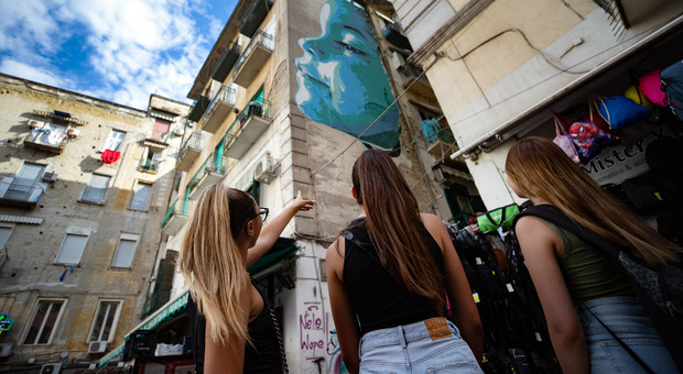 Dodicenne sfregiata a Napoli: «Mia figlia sotto choc, sognava solo di vivere come persona libera»