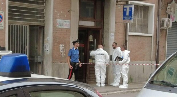 Tabaccaia uccisa a coltellate per 75 euro, confessa il 43enne marocchino fermato a Napoli: «Non volevo ammazzarla»