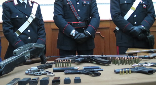 Kalashnikov e fucili, due arsenali di camorra scoperti a Napoli: armi destinate agli uomini dei clan