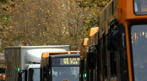 Napoli, minaccia autista di autobus con un coltello: 64enne denunciato