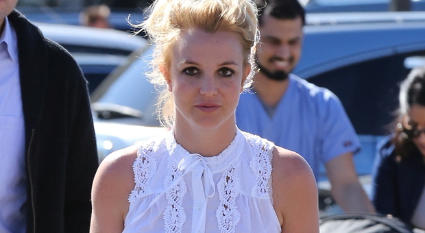 Britney Spears, «crollo mentale» al ristorante: inveisce contro i fan, il marito la lascia sola. Il video è virale