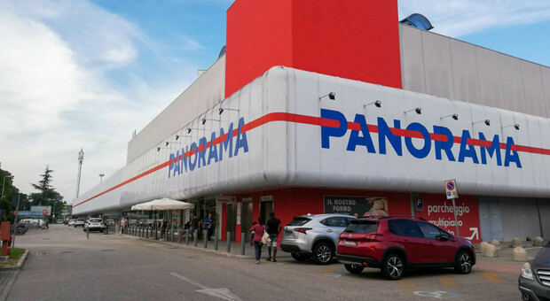 Il supermercato Panorama di viale della Repubblica dove si è verificato il furto