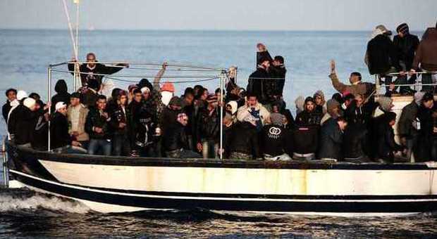 Libia, soccorso barcone con 93 migranti a bordo