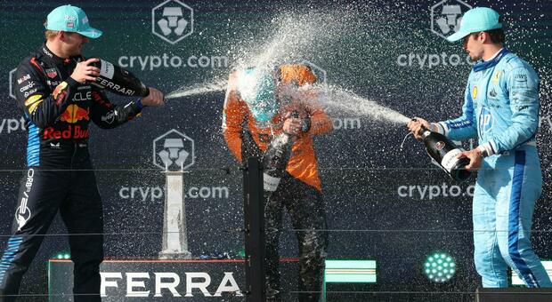 Max Verstappen e Charles Leclerc festeggiano la prima vittoria di Lando Norris