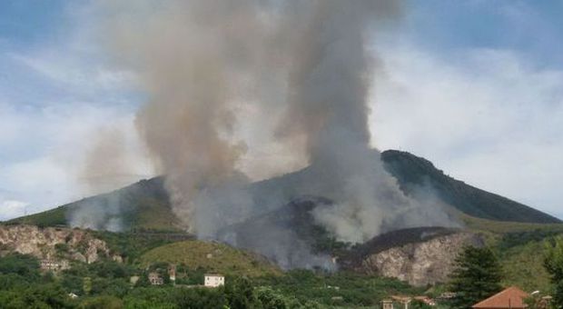 Maxi-incendio sul monte Tifana a Capua, fiamme vicino alla basilica benedettina