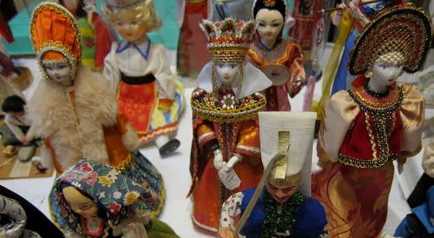 Più di 200 bambole da tutto il mondo, a Prata una mostra per aiutare due anziane in difficoltà economiche