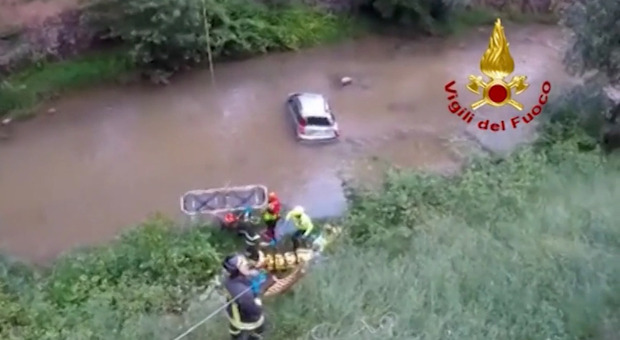 Turista di 34 anni si getta nel torrente a Lugano per salvare il cane, è gravissimo