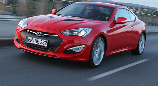 La Hyundai Genesis Coupé rossa in velocità sulle autostrade tedesche che non hanno limiti