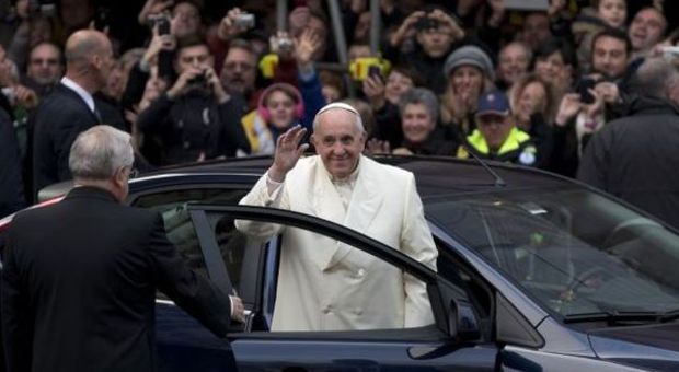 L'arrivo di Papa Francesco in utilitaria (Ap)