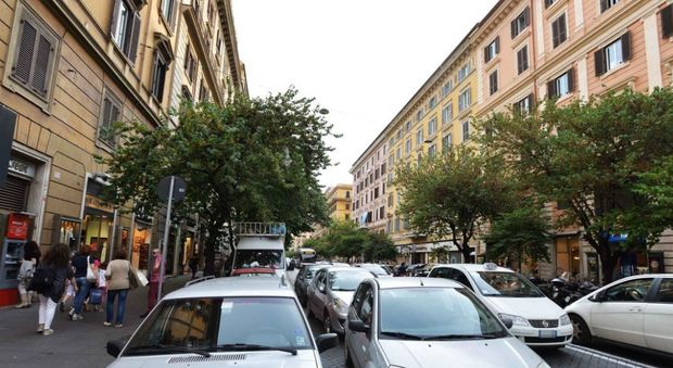 Roma, ruba nella cassa dell'hotel: custode notturno incastrato dai video