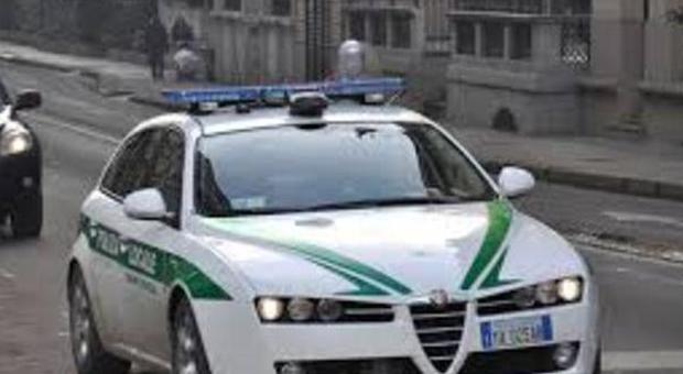 Multa donna, la ingiuria e le mostra il dito medio, arrestato vigile a Milano