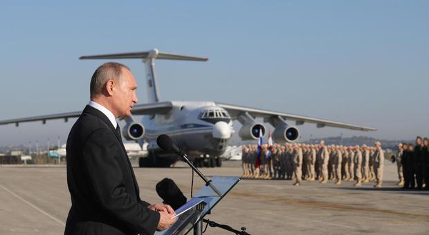 Siria, aereo militare russo si schianta in fase di atterraggio: 32 morti