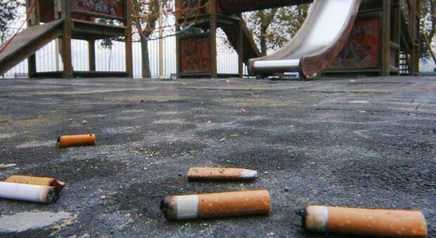 Vigili gettano un mozzicone di sigaretta: la cicca finisce sul passeggino e brucia i capelli del bambino