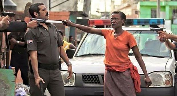 "La mamma difende il figlio dai poliziotti", la foto diventa virale ma la realtà è un'altra