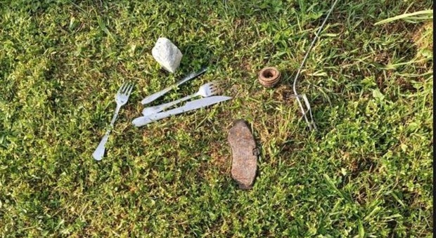 Alcuni degli oggetti lanciati dai rom al residente che stava sfalciando l'erba nel suo giardino