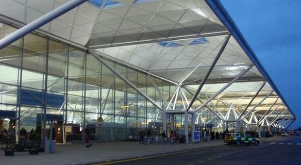 Diciottenne arrestata per terrorismo all'aeroporto di Stansted a Londra