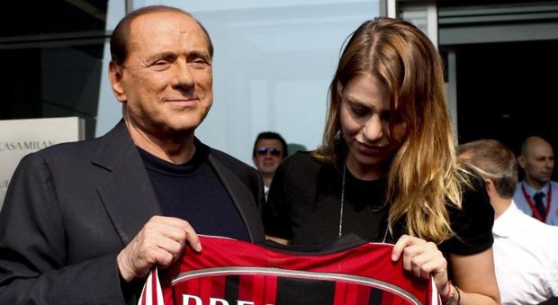 Berlusconi: "Dopo 30 anni di Milan è il momento di passare la mano"