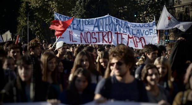 La protesta degli studenti, in duemila a viale Trastevere urlano slogan contro le aziende: "Non siamo vostri schiavi"