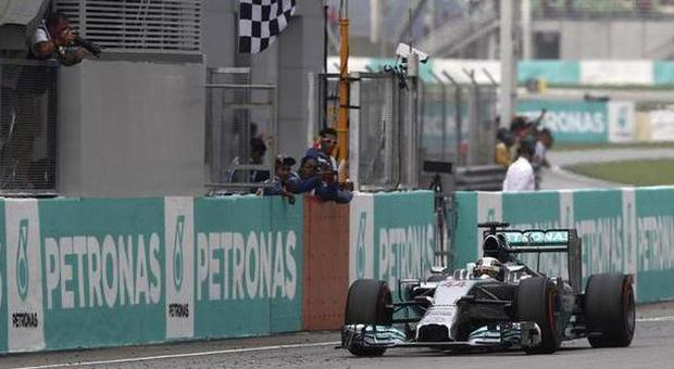 F1, dominio McLaren in Malesia: primo ​Hamilton, secondo Rosberg. Male le Ferrari
