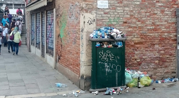 I turisti lasciano i rifiuti (tantissimi) ma la Tari la pagano solo i veneziani