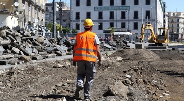 Napoli, la paura nel cantiere del racket: operai controllati a vista, si lavora sotto tensione