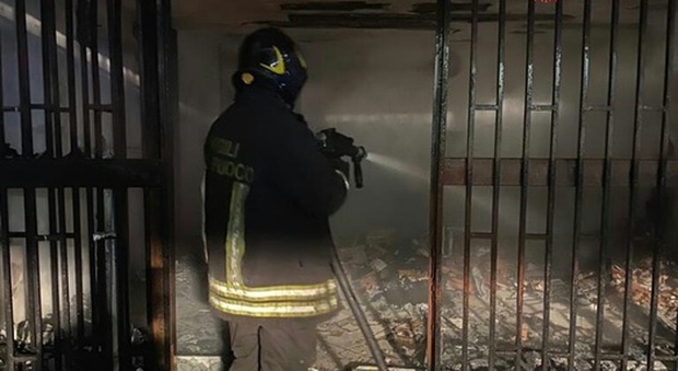 Incendio nella villetta a Castel Volturno: decisivo l'intervento dei vigili del fuoco