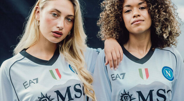Due modelle posano con la maglia bianca del Napoli (linea Away)