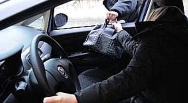 Torna a colpire il rapinatore seriale: tenta di derubare donna al volante