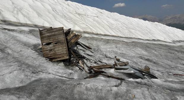 Caldo record, sulla Marmolada si scioglie il ghiacciaio e riaffiorano i rifiuti del passato