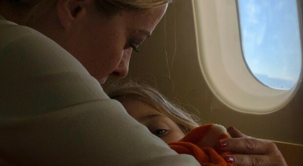 Giorgia Meloni in aereo con la figlia: «Io e te, che affrontiamo il mondo mano nella mano»